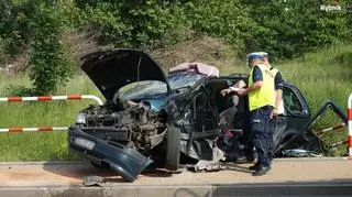 Opel wbił się w barierki na chodniku