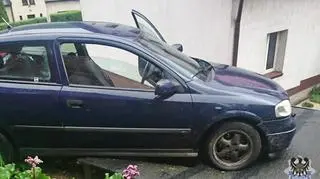 Opel zatrzymał się na dachu garażu