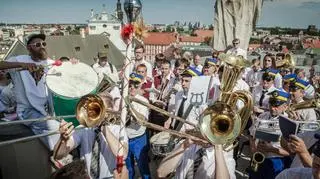 Orkiestra dęta Rebel Babel Ensamble, pierwszy z lewej siedzi dyrygent Jan Feat