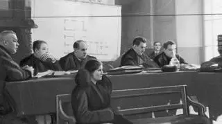 Oskarżona Rita Gorgonowa podczas składania zeznań. Widoczni m.in.: jej obrońcy adwokat Józef Woźniakowski (5. z prawej), adwokat Mieczysław Ettinger (4. z prawej) i adwokat Maurycy Axer (3. z prawej) oraz prokurator Bohdan Szypuła (1. z prawej)