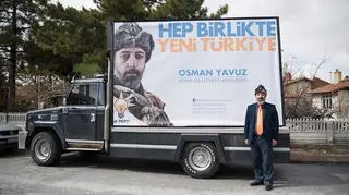 Osman Yavuz przy swoim plakacie wyborczym