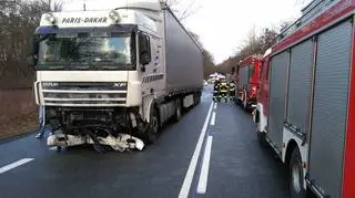 Osobówka wjechała pod ciężarówkę
