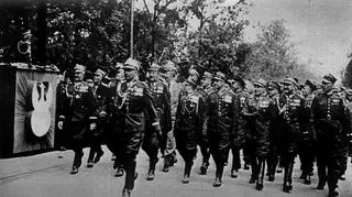 Ostatnia defilada Pierwszej Kadrowej na Błoniach krakowskich 6 sierpnia 1939r. Na czele: Tadeusz Kasprzycki, a na prawym skrzydle Bolesław Wieniawa-Długoszowski.