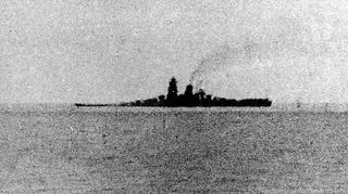 Ostatnie zdjęcie Musashi. Okręt tonął przez dziób na równej stępce, bowiem amerykańskie torpedy trafiały go niemal równomiernie z obu stron