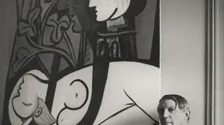 Pablo Picasso na tle swojego obrazu, 1932 rok (fot. National Portrait Gallery)