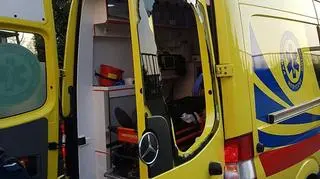 Pacjent wybił szybę w drzwiach karetki