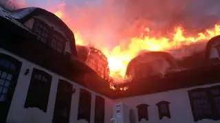 Paliło się  kilkaset metrów połaci dachu krytego strzechą