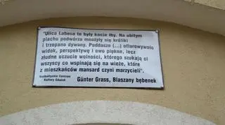 Pamiątkowa tablica z fragmentem z "Blaszanego Bębenka"