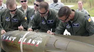 Pamiątkowe podpisywanie ostatniej bomby