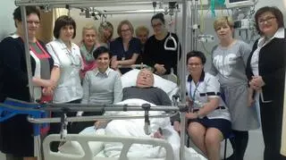 Pamiątkowe zdjęcie z personelem szpitala 