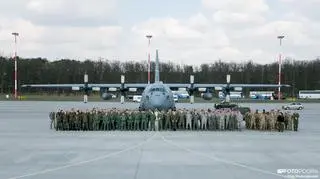 Pamiątkowe zdjęcie załóg amerykańskich i polskich po ćwiczeniach
