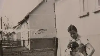 Pan Mieczysława przed swoim domem 