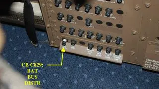 Panel bezpieczników P6-1 w kabinie pilotów, na zdjęciu "wybity" bezpiecznik odpowiadający za kilka systemów, w tym za awaryjne wypuszczanie podwozia (PKBWL)