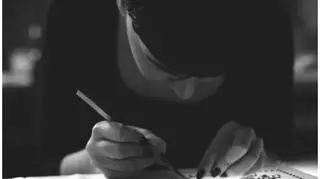 Pani Alicja haftuje na specjalnym jedwabiu 