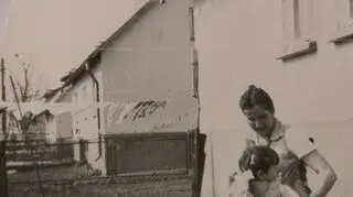 Pani Mieczysława z córką przed swoim domem 