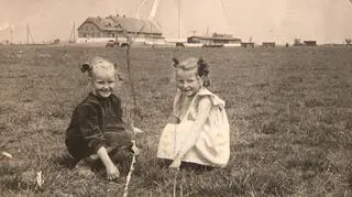 Pani Mieczysława z siostrą na łące w Starych Babkach. Teraz stoją tu domy 