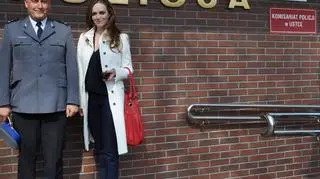 Pani Monika z Komendantem przed budynkiem Policji 