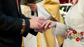Państwo Młodzi w strojach regionalnych