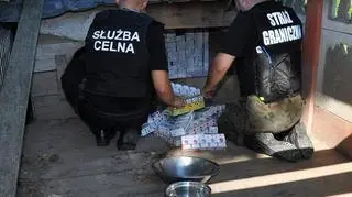 Papierosy z przemytu w psiej budzie