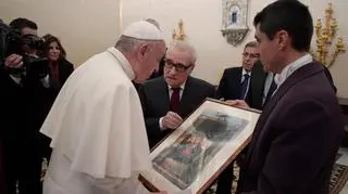 Papież Franciszek ogląda obraz wręczona mu przez Martina Scorsese