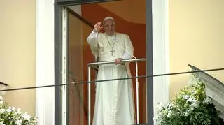 Papież Franciszek pożegnał się z wiernymi stojąc w "oknie papieskim"