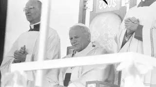 Papież Jan Paweł II (w środku) oraz duchowni podczas porannej mszy św. odprawianej przed klasztorem jasnogórskim - 1979-06-05