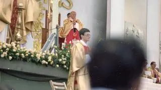 Papież Jan Paweł II (widoczny w miejscu przewodniczenia) oraz koncelebransi podczas mszy św. jubileuszowej z okazji sześćsetlecia klasztoru na Jasnej Górze. 1983-06-19