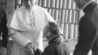 Papież Jan Paweł II (z lewej) oraz dwaj przedstawiciele duchowieństwa zakonnego podczas spotkania w bibliotece jasnogórskiej. 1979-06-04