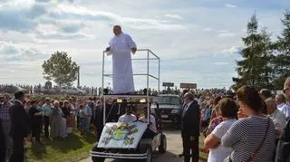Papież podczas dożynkowego przejazdu