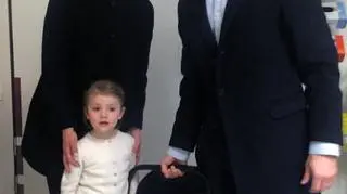 Para książęca wychodzi ze szpitala
