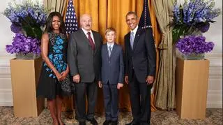 Para prezydencka Barack i Michelle Obama i  prezydent Białorusi Aleksander Łukaszenka z synem
