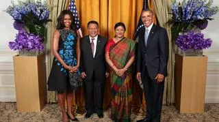 Para prezydencka Barack i Michelle Obama i wicepremier Nepalu Prakash Man Singh z małżonką 