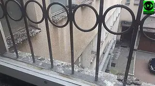 Parapety komisariatu są pełne odchodów