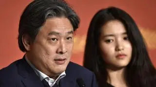  Park Chan-Wook  i jego aktorka Kim - Tae-Ri na konferencji filmu "Służebnica"