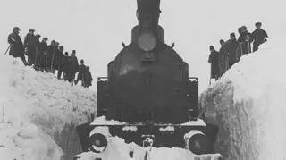 Parowóz TKp 101 na odśnieżonym torze