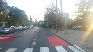 Pas dla rowerów na początku oznaczono czerwoną farbą