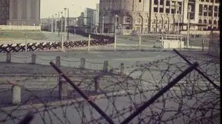 Pas graniczny na Potsdamer Platz po wschodniej stronie Berlina           