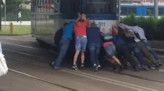 Pasażerowie pchali tramwaj