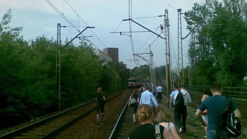 Pasażerowie szli po torach (internauta Karol)