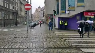 Patrol policji przy przejściu dla pieszych
