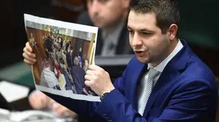 Patryk Jaki z klubu Sprawiedliwa Polska przyniósł zdjęcia pacjentów