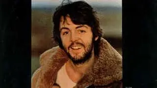 Paul McCartney z córką Mary na okładce swojego pierwszego solowego albumu. Portret robiła jego żona, Linda