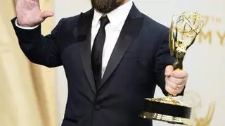 Peter Dinklage ze statuetką za rolę Tyriona Lannistera w serialu "Gra o tron"