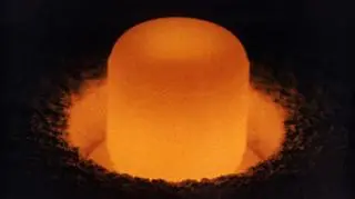 Pięciokilogramowy blok plutonu 238. Taki sam spoczywa w łaziku (Fot. US Dep. of Energy)