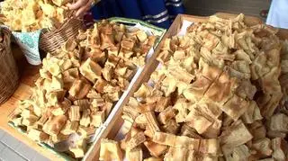 Pięciometrowy sękacz pokrojono na kawałki i zjedli go uczestnicy imprezy 