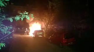 Pierwsze auto spłonęło 40 minut po północy na ulicy Skarpowej