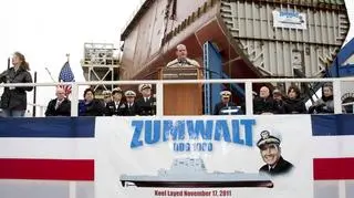Pierwszy ukończony segment podczas ceremonii. Wyraźnie widoczny nietypowy kształt okrętu (US Navy)
