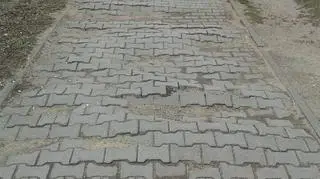 Piesi wytyczyli sobie ścieżkę równolegle do trasy