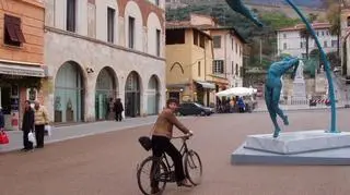 Pietrasanta przez trzy dekady pracował i mieszkał we włoskim miasteczku Pietrasanta