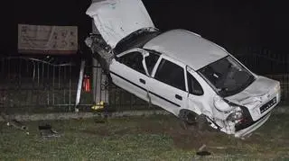 Pijany 20-latek dachował i zatrzymał się na ogrodzeniu